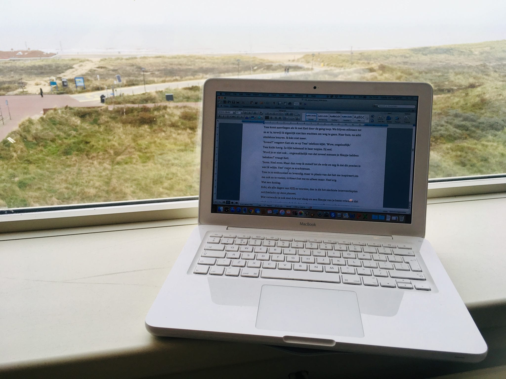 laptop uitzicht Noordwijk schrijfweek Carlie van Tongeren