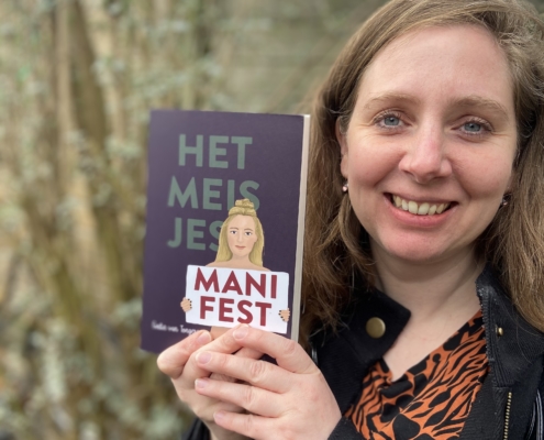 Carlie van Tongeren met haar boek Het meisjesmanifest