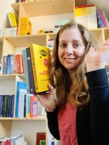 Carlie van Tongeren met haar 3 YA-boeken